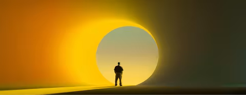 Silhouette d’une personne face à un cercle lumineux dans un environnement minimaliste aux couleurs dégradées, évoquant l’exploration et l’innovation.